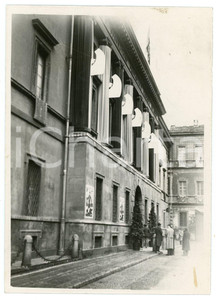 1939 MILANO - PALAZZO POZZI BESANA Casa del Fascio addobbata per 23 marzo - Foto Fotografia d'epoca.La casa del Fascio è addobbata per l'anniversario della fondazione dei Fasci di Combattimento.A7 CONDIZIONI:FAIR/discreto Piccole macchie al rectoFORMATO: 13x18 cm originale e autentica 1