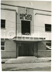 1934 MILANO Via Sammartini - Ingresso del nuovo mercato del pesce - Foto 17x23 Fotografia d'epoca.A11 CONDIZIONI:POOR/danneggiato Difetti di stampa, margini rifilatiFORMATO: 17x23 cm originale e autentica 1