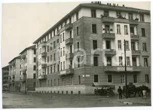 1931 MILANO Case popolari all'angolo di Via Ravenna e Via Cinquecento - Foto Fotografia d'epoca.A13 CONDIZIONI:FAIR/discreto Lievi difetti di stampaFORMATO: 23x17 cm originale e autentica 1