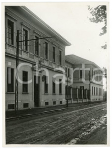 1928 MILANO Viale Zara - Nuova scuola - Foto 18x24 cm Fotografia d'epoca.A27 CONDIZIONI:FAIR/discreto Lievi smussature agli angoli, lievi aloni al rectoFORMATO: 18x24 cm originale e autentica 1