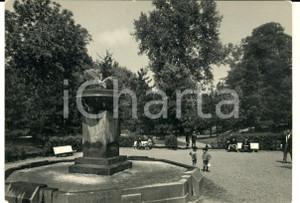 Cartolina originale da collezione 1955 ca SESTO SAN GIOVANNI MI Bambini alla fontana dei giardini Cartolina FG 1