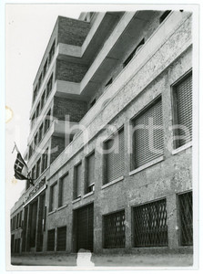 1934 MILANO Via Vasari - Nuova sede GRUPPO BATTISTI Foto 13x18 cm Fotografia d'epoca.(rif. A46) CONDIZIONI:FAIR/discreto Difetti di stampaFORMATO: 13x18 cm originale e autentica 1