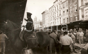 Fotografia d epoca originale 1961 MANHATTAN Angry fishmongers at FULTON FISH MARKET Movie GUNS OF TREES Foto 1