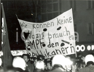 Fotografia d epoca originale 1989 BERLINO RATHAUS Manifestazione contro aumento voti REPUBBLICANI 2 1
