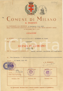 1942 MILANO Licenza di esercizio a Giuseppe TRABATTONI vendita carta e sacchetti Licenza d'esercizio originale d'epoca, rilasciata dal comune di Milano.(Rif. A213) CONDIZIONI:POOR/danneggiato piegature d'epoca; piccoli fori al lato superiore e minimo strappo marginaleFORMATO: 21x30 cm originale e autentica 1