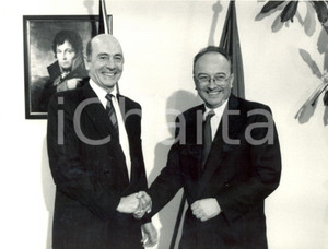 Fotografia d epoca originale 1988 BRUXELLES Segretario NATO Manfred WORNER con il politico Rupert SCHOLZ 1