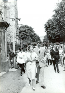 Fotografia d epoca originale 1960 ca ZARAUTZ SPAGNA Re BALDOVINO I e Fabiola del BELGIO con folla di curiosi 1