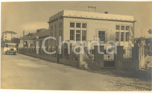 1933 ASTI Edificio Centrale del Latte *Fotografia animata 23x17 cm  Fotografia originale d'epoca, con timbro datario al verso.(Rif. A55) CONDIZIONI:POOR/danneggiato margini rifilati; piccola piegatura angolare con lembo sollevatoFORMATO: 25x15 cm originale e autentica 1