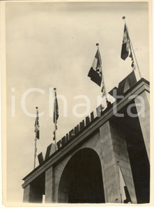 1934 MILANO Palazzo della Triennale - Facciata *Fotografia 18x24 cm  Fotografia originale d'epoca, con timbro datario e didascalia dattiloscritta al verso.(Rif. A65) CONDIZIONI:FAIR/discreto minima mancanza angolareFORMATO: 18x24 cm originale e autentica 1
