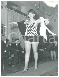 Fotografia d epoca originale 1960 ca MILANO MODA ESTATE Modella sfila in completo corto con giacca Foto 1