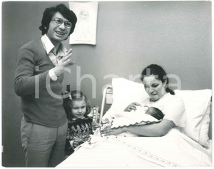 Fotografia d epoca originale 1970 ca COSTUME ITALIA Nicola DI BARI in ospedale Nascita seconda figlia 7 1