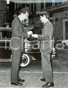 Fotografia d epoca originale 1960 ca ROMA Alberto di LIEGI dà mille lire di mancia all autista Fotografia 1