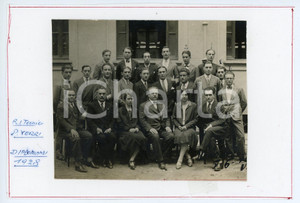 1928 MILANO R. Ist. Tecnico P. VERRI Diplomandi con preside Andrea FRANZONI Foto Fotografia d'epoca, montata su foglio di carta.Al verso sono presenti i nomi di alcuni studenti della classe: Italo Ruzzi, Mario Tonalini, Natale Romini, Gualtiero Prada, Pietro Gibelli, Enrico Grugni, Piero Busnelli, Piertommaso Volpi, Sergio Florianello, Luigi Rosio, Mario Leoni, Rinaldo Migliavacca, Luigi Ferrini, Aldo Cimazzoni, Giovanni De Ponti, Vincenzo Ferretti, Manlio Manganelli. (Rif. A238) CONDIZIONI:FAIR/discreto Fotografia rifilata a manoFORMATO: 10x8 cm originale e autentica 1