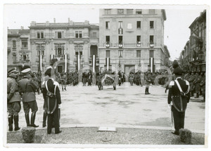 1939 BUSTO ARSIZIO Piazza Garibaldi BERSAGLIERI celebrazioni 24 maggio - Foto 2 Fotografia d'epoca in formato cartolina postale.Nella fotografia compaiono il Capitano Milani e i sottotenenti Toni, Amoroso e Partesi.FOTORAFO: Foto Novelli - Busto Arsizio(Rif. A248) CONDIZIONI:FAIR/discreto Abrasioni e residuo di incollatura al versoFORMATO: 14x9 cm originale e autentica 1