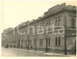 1930 ca MILANO Caserma Principe Eugenio di Savoia prima della demolizione *Foto  Fotografia originale d'epoca, con didascalia dattiloscritta al verso.La caserma, situata sul corso di Porta Vittoria, venne abbattuta per fare posto al nuovo Palazzo di Giustizia.(Rif. A105) CONDIZIONI:FAIR/discreto piccole piegature angolari e difetti di stampaFORMATO: 24x18 cm originale e autentica 1