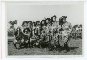 1939 BUSTO ARSIZIO Campo sportivo - Giuramento BERSAGLIERI Foto 14x10 cm Fotografia d'epoca in formato cartolina postale, montata su foglio di carta.(Rif. A250) CONDIZIONI:FAIR/discreto Abrasioni e residui di incollatura al versoFORMATO: 14x10 cm originale e autentica 1