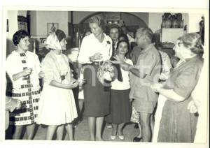 Fotografia d epoca originale 1958 ? ITALIA Maria Gabriella di SAVOIA in una tabaccheria Foto 18x13 cm 1