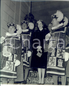 Fotografia d epoca originale 1960 MADRID Fabiola MORA Y ARAGON omaggiata dai rappresentanti della città 1