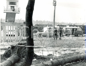 Fotografia d epoca originale 1982 FRANCOFORTE Poliziotti con camionette si preparano contro la manifestazione 1