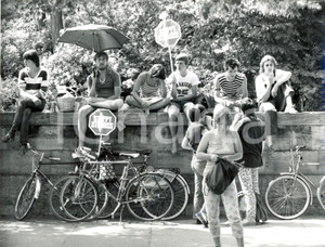 Fotografia d epoca originale 1982 MONACO DI BAVIERA Manifestazione in bici contro il CSU a KONIGSPLATZ 3 1