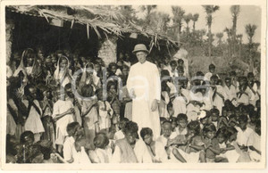Fotografia d'epoca originale 1935 ca INDIA Missionario tra piccoli paria battezzati *Foto 10x7 cm 1