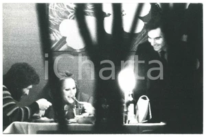 Fotografia d epoca originale 1970 ca MILANO ? Ursula ANDRESS paparazzata con un nuovo compagno a cena 2 1