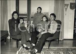 Fotografia d epoca originale 1971 CALCIO JUVENTUS Sandro SALVADORE in casa con la famiglia 3 Foto 40x30 1
