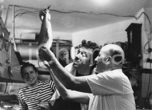 Fotografia d epoca originale 1958 SAN FRUTTUOSO Ugo TOGNAZZI cucina il pesce  Foto vintage RARA 24x18 1