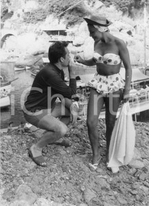 Fotografia d epoca originale 1958 SAN FRUTTUOSO Ugo TOGNAZZI accende sigaretta a Caprice CHANTAL Foto 1