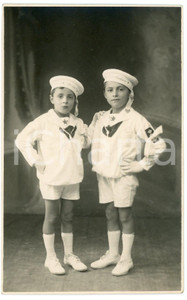 Oggetto da collezione cartaceo 1926 BIELLA Vittorio e Benedetto CATARZI vestiti da marinaretti  Foto 8x13 cm 1 Oggetto da collezione cartaceo 1926 BIELLA Vittorio e Benedetto CATARZI vestiti da marinaretti  Foto 8x13 cm 1