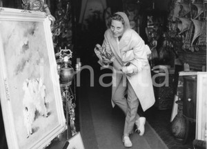 Fotografia d epoca originale 1958 PORTOFINO Michèle MORGAN in un negozio di antiquariato  Foto 24x18 2 1