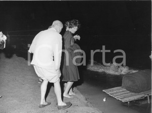 Fotografia d epoca originale 1961 PORTOFINO Maria CALLAS accompagnata verso il panfilo di Onassis Foto RARA 1