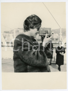 Fotografia d epoca originale 1962 GENOVA Alida VALLI fotografa sulla nave in partenza per gli USA  Foto 1 1