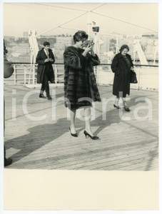 Fotografia d epoca originale 1962 GENOVA Alida VALLI sulla nave in partenza per gli USA Foto 18x19 cm 2 1