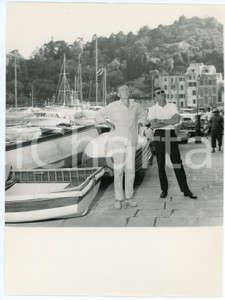 Fotografia d epoca originale 1962 PORTOFINO  Glenn FORD a passeggio sul molo Foto 18x24 cm 1
