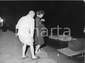 Fotografia d epoca originale 1961 PORTOFINO Maria CALLAS accompagnata verso panfilo di Onassis Foto RARA 1
