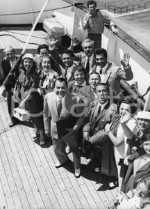 Fotografia d epoca originale 1956 GENOVA  M/N AUGUSTUS Peppino DE FILIPPO e Ave NINCHI in partenza Foto 1