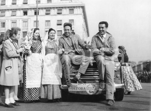 Fotografia d epoca originale 1957 GENOVA Rally del Cinema  Silvio NOTO Enzo TORTORA e donne in costume FOTO 1