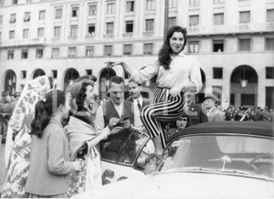 Fotografia d epoca originale 1957 GENOVA Rally del Cinema  Rosanna SCHIAFFINO Piazza della Vittoria FOTO 2 1