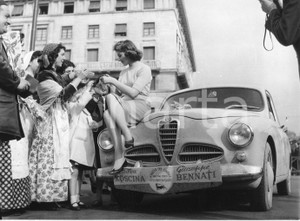Fotografia d epoca originale 1957 GENOVA Rally del Cinema  Sylva KOSCINA in Piazza della Vittoria  Foto 1