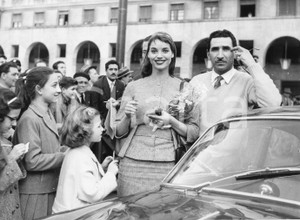Fotografia d epoca originale 1957 GENOVA Rally del Cinema  Elsa MARTINELLI Aldo APPIGNANI Foto 24x18 cm 1