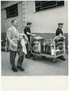 Fotografia d epoca originale 1960 GENOVA Arrivo dell attore Fredric MARCH Foto vintage 18x24 cm 2 1