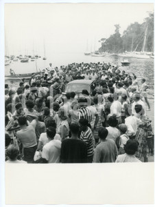 Fotografia d epoca originale 1959 PORTOFINO Folla al porto per sbarco di Churchill e Onassis  Foto 18x24 cm 1