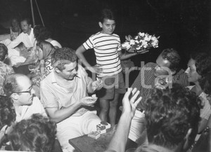 Fotografia d epoca originale 1959 PORTOFINO Sydney CHAPLIN e James JONES al ristorante  Foto vintage 4 1
