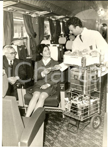 Fotografia d epoca originale 1967 FRANCE SNCF Il nuovo servizio minibar sui treni francesi Foto costume 1