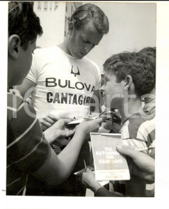 Fotografia d epoca originale 1967 MACERATA CANTAGIRO Emilio ROY firma autografi ai fan Foto 14x18 1