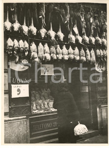 Fotografia d epoca originale 1930 MILANO Vigilia di Natale  Vetrina addobbata con carni e selvaggina Foto 1