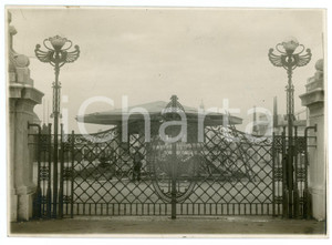 Fotografia d epoca originale 1935 ca MILANO Fiera Campionaria  Custode al portone d ingresso  Foto 17x12 cm 1