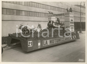 Fotografia d epoca originale 1938 MILANO Giornata della Neve  Carro allegorico azienda LA MOTOMECCANICA 2 1
