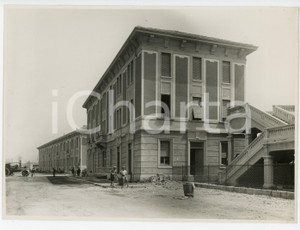 Fotografia d epoca originale 1930 ca MILANO  GRECO Deposito locomotive  Operai davanti a un fabbricato FOTO 1